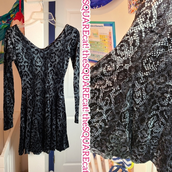 π€ 90s Betsey Johnson stretchy VELVET snake print long sleeves skater dress π€ - Picture 7 of 7